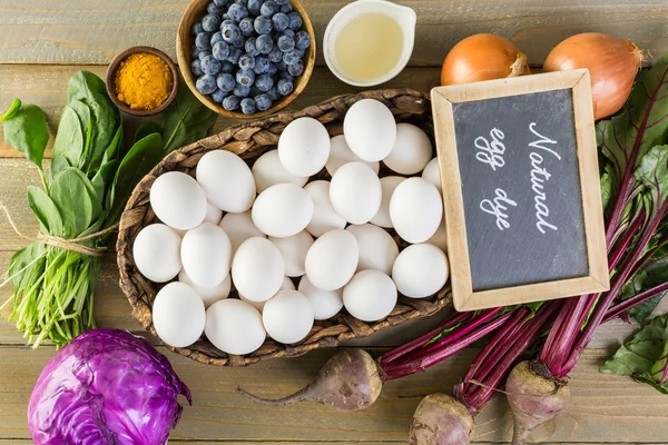 Natuurlijk geverfd paaseieren — Stockfoto