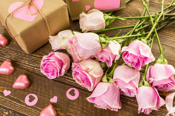 Pembe güller ve hediye — Stok fotoğraf