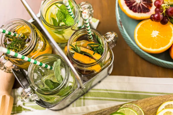 Detox citrus infunderas vatten — Stockfoto