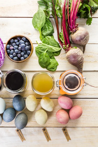 Paaseieren geverfd met natuurlijke ei kleurstof — Stockfoto