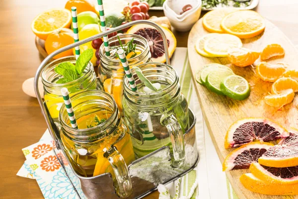 Detox citrus infunderas vatten — Stockfoto