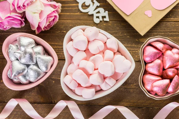 Rosas rosadas con chocolates — Foto de Stock