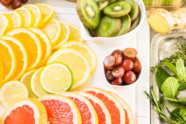 Ingredienser för att förbereda detox citrus infunderas vatten — Stockfoto