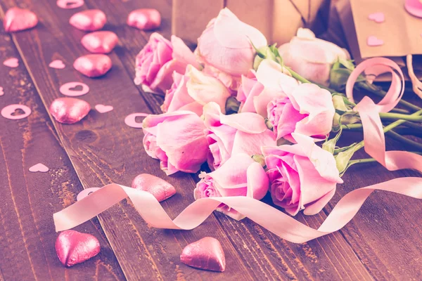 Rosas cor de rosa com chocolates — Fotografia de Stock