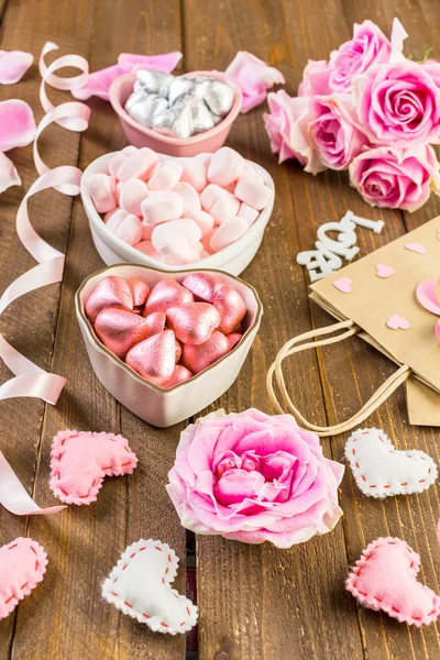 Pink roses with chocolates — Stock Photo, Image