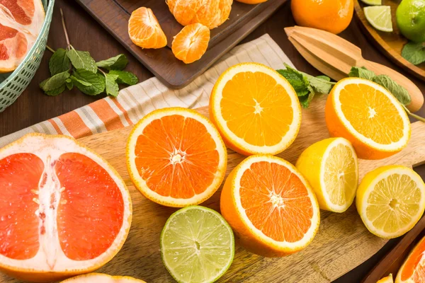 Variety of citrus fruits — Stock Photo, Image