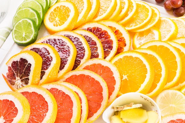 Ingrediënten voor het voorbereiden van detox citrus doordrenkt van water — Stockfoto