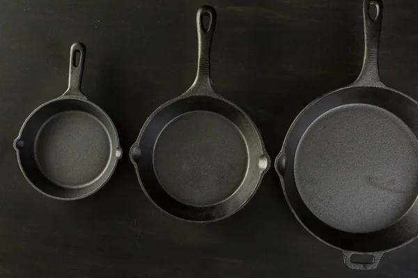 Hagyományos öntöttvas skillets — Stock Fotó