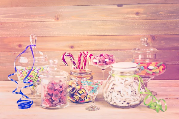 Doces multicoloridos em jarros — Fotografia de Stock