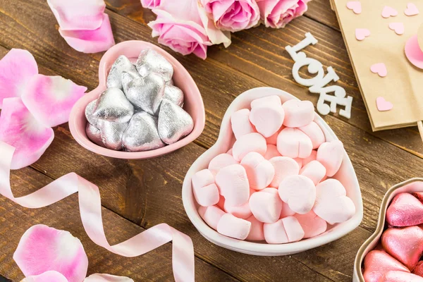 Rosas rosadas con chocolates — Foto de Stock