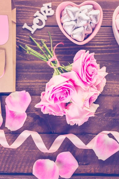 Vaaleanpunaiset ruusut suklaalla — kuvapankkivalokuva