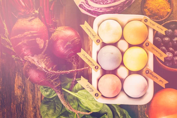 Huevos de Pascua pintados con tinte de huevo natural —  Fotos de Stock