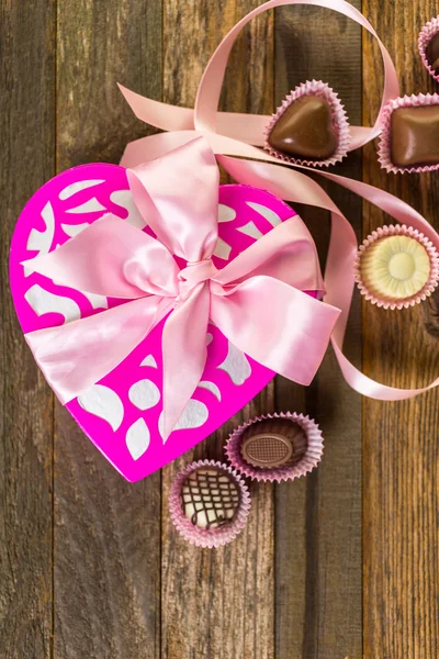 Шоколад в коробке в форме сердца — стоковое фото