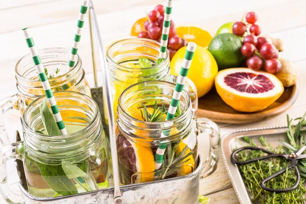 Detox citrus infunderas vatten — Stockfoto