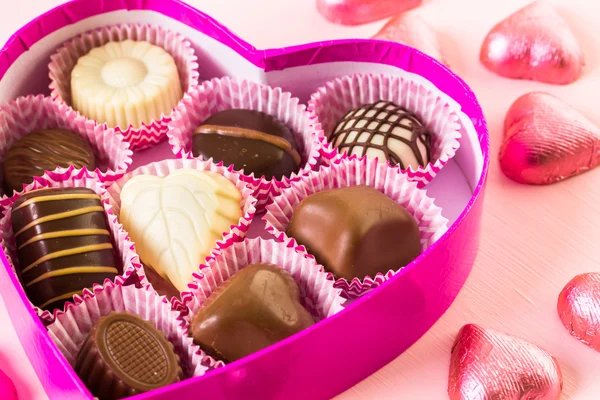 Chocolates en caja en forma de corazón —  Fotos de Stock