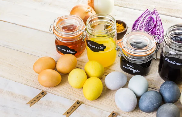 Пасхальные яйца окрашены натуральным красителем — стоковое фото