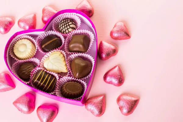 チョコレートをハート型のボックス — ストック写真