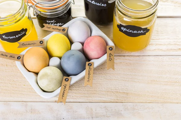 Ovos de Páscoa pintados com corante de ovo natural — Fotografia de Stock