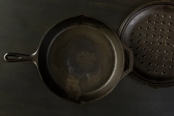 Skillets tradicionais de ferro fundido — Fotografia de Stock