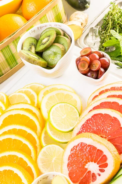 Ingredienser för att förbereda detox citrus infunderas vatten — Stockfoto