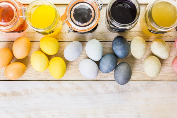 Пасхальні яйця, розфарбовані натуральним яєчним барвником — стокове фото