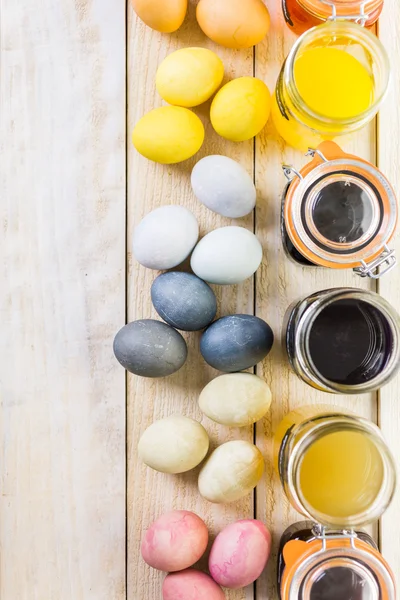 Uova di Pasqua dipinte con colorante naturale — Foto Stock