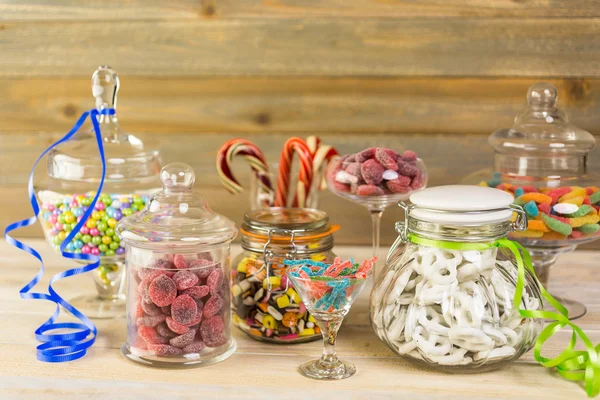 Bunte Bonbons im Glas — Stockfoto