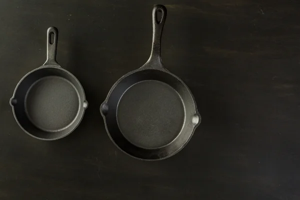 Hagyományos öntöttvas skillets — Stock Fotó