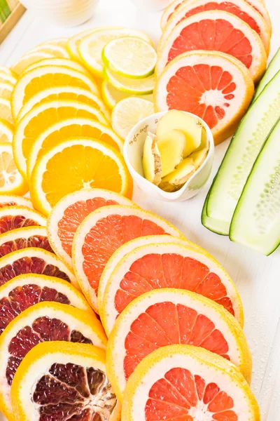 Ingredienser för att förbereda detox citrus infunderas vatten — Stockfoto