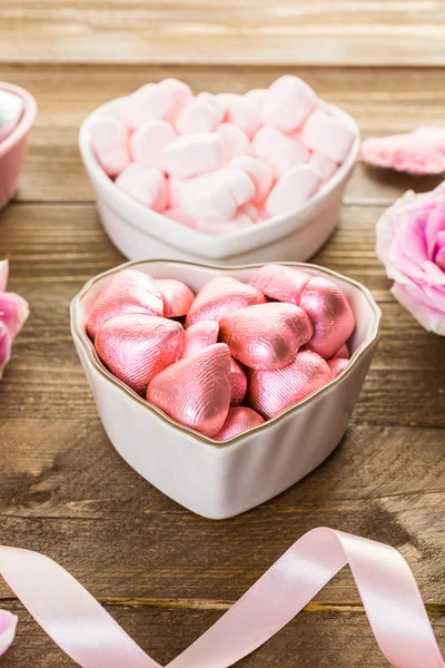 Rosas cor de rosa com chocolates — Fotografia de Stock