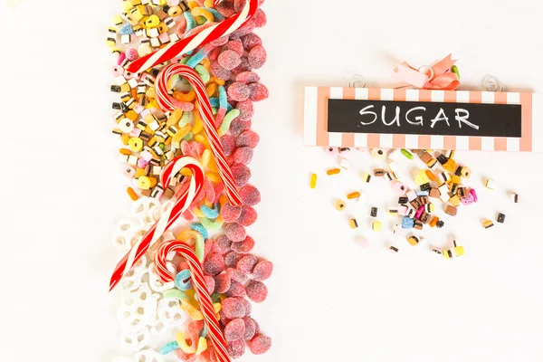 Confeti coloridos y cintas sobre fondo blanco — Foto de stock © urban