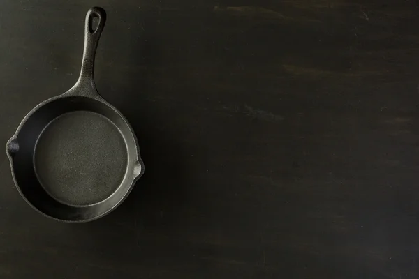 Традиционная чугунная сковорода — стоковое фото