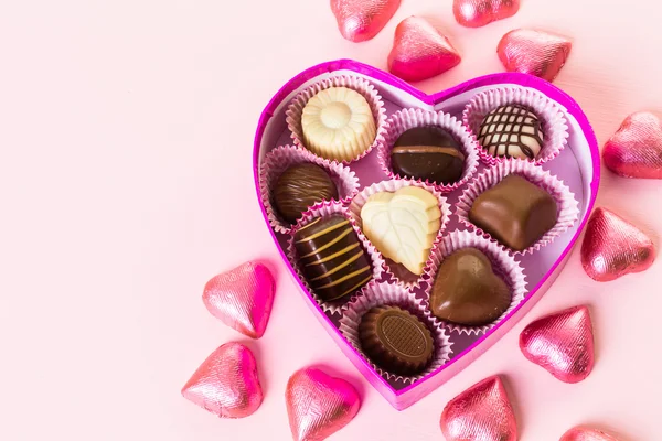 Chocolade in een hartvormige doos — Stockfoto