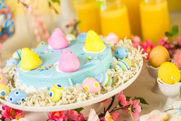 Desserttisch mit Osterkuchen — Stockfoto