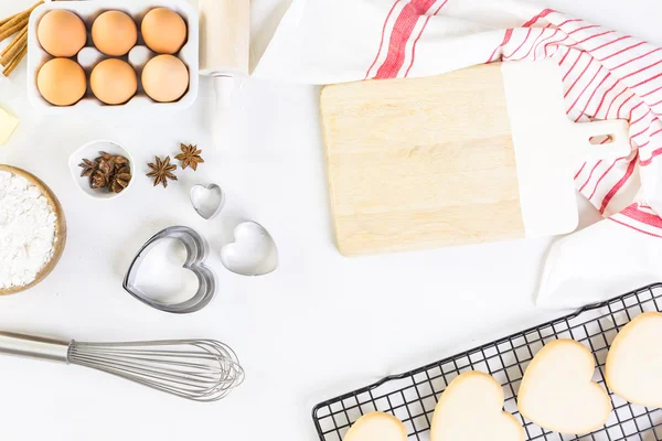 Herzförmige Zuckerkekse backen — Stockfoto