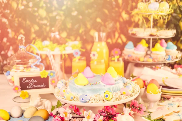 Mesa de postres con pastel de Pascua —  Fotos de Stock