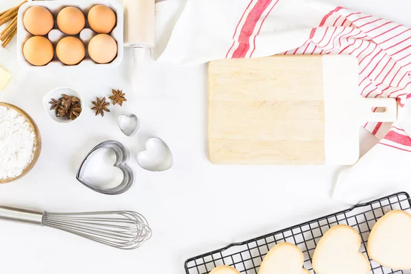 Baking heart shaped sugar cookies — Stock Photo, Image