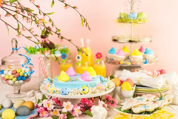 Mesa de sobremesa com bolo de Páscoa — Fotografia de Stock