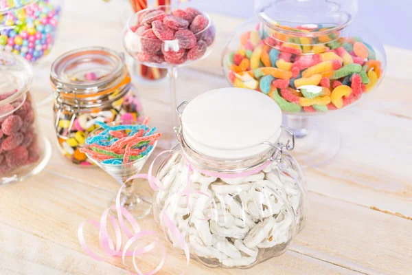 Bunte Bonbons im Glas — Stockfoto