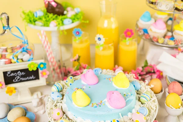 Table à dessert avec gâteau de Pâques — Photo