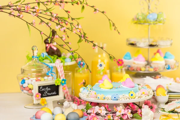 Desserttisch mit Osterkuchen — Stockfoto