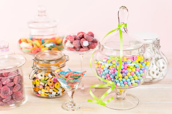 Bunte Bonbons im Glas — Stockfoto