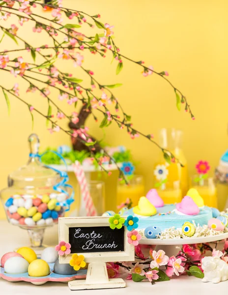 Десертный стол с пасхальным тортом — стоковое фото