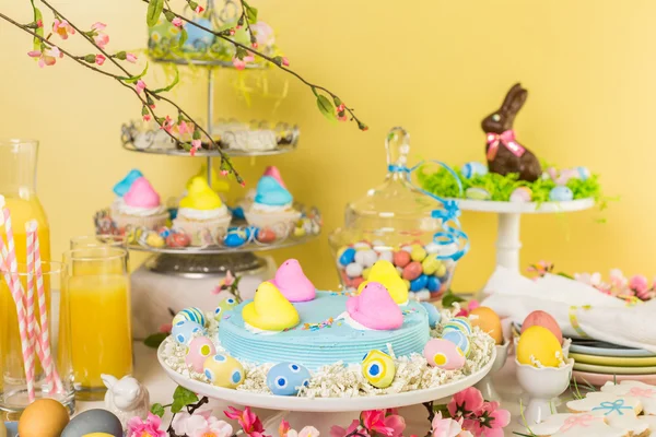 Table à dessert avec gâteau de Pâques — Photo