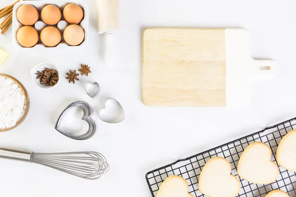 Hornear galletas de azúcar en forma de corazón — Foto de Stock