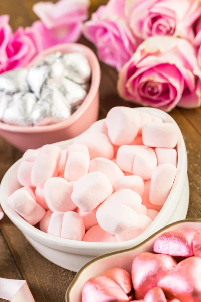 Rosas cor de rosa com chocolates — Fotografia de Stock
