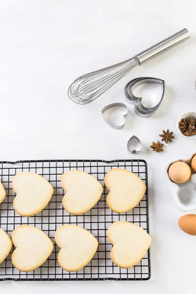 ベーキングのハート型の砂糖クッキー — ストック写真
