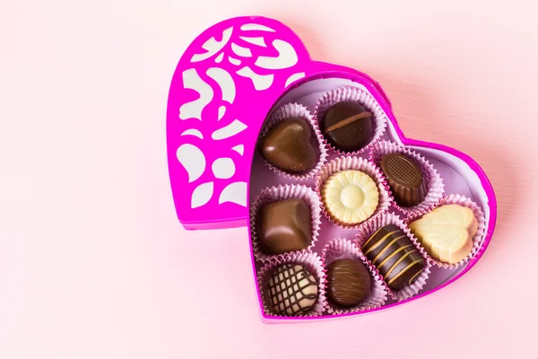 Chocolates en caja en forma de corazón —  Fotos de Stock