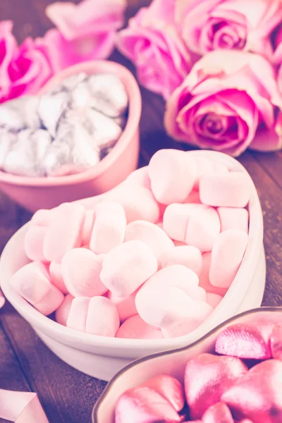 Rosas rosadas con chocolates —  Fotos de Stock