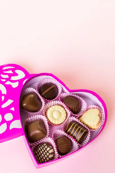 Chocolade in een hartvormige doos — Stockfoto